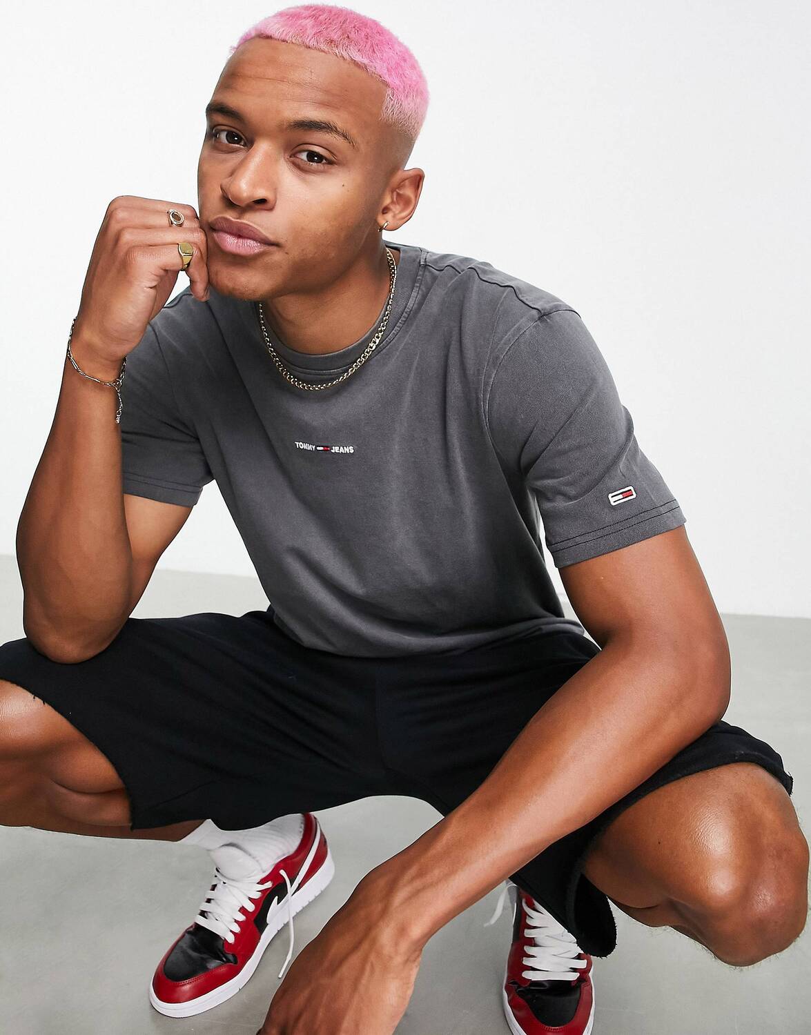 Черная футболка с миниатюрным линейным логотипом Tommy Jeans классического кроя
Черная футболка с миниатюрным линейным логотипом Tommy Jeans классического кроя