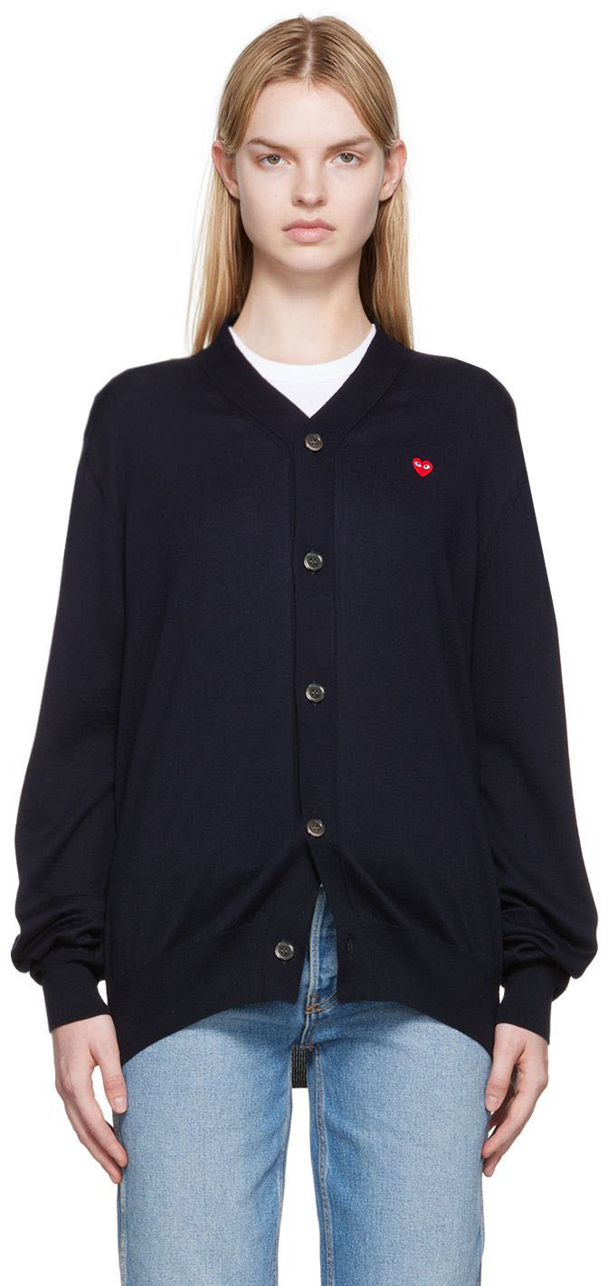 Темно-сине-красный кардиган с маленькой нашивкой в виде сердца Comme des Garçons Play
Темно-сине-красный кардиган с маленькой нашивкой в виде сердца Comme des Garçons Play