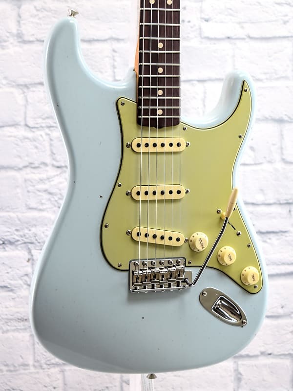 Fender Custom Shop 1963 Journeyman Stratocaster Relic — Super Faded Aged Sonic Blue
Fender Custom Shop 1963 Journeyman Stratocaster Relic — Super Faded Aged Sonic Blue