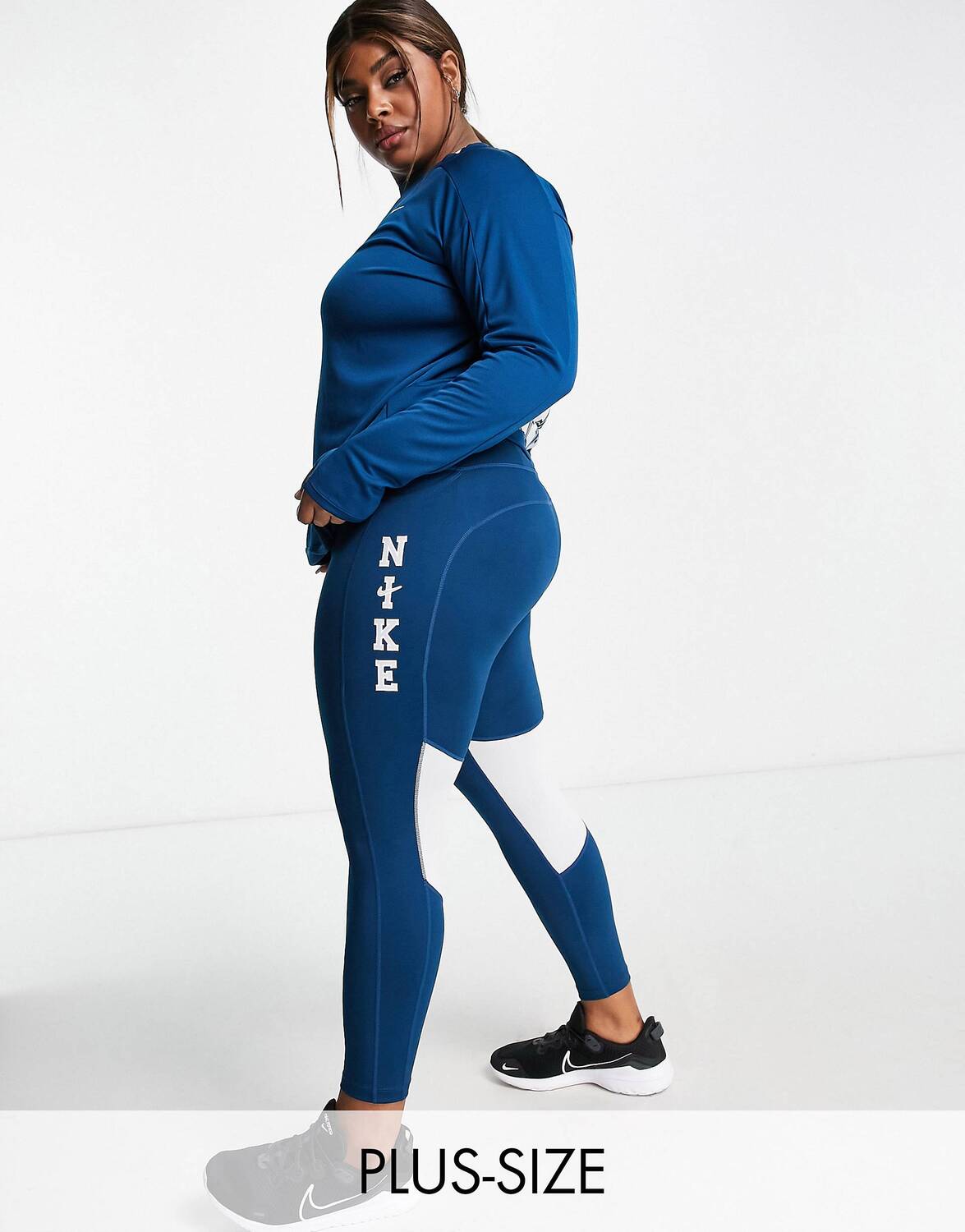 Темно-синие леггинсы Nike Running Swoosh Run Plus Fast Dri-FIT со средней посадкой 7/8 и логотипом колледжа, Синий
Темно-синие леггинсы Nike Running Swoosh Run Plus Fast Dri-FIT со средней посадкой 7/8 и логотипом колледжа, Синий