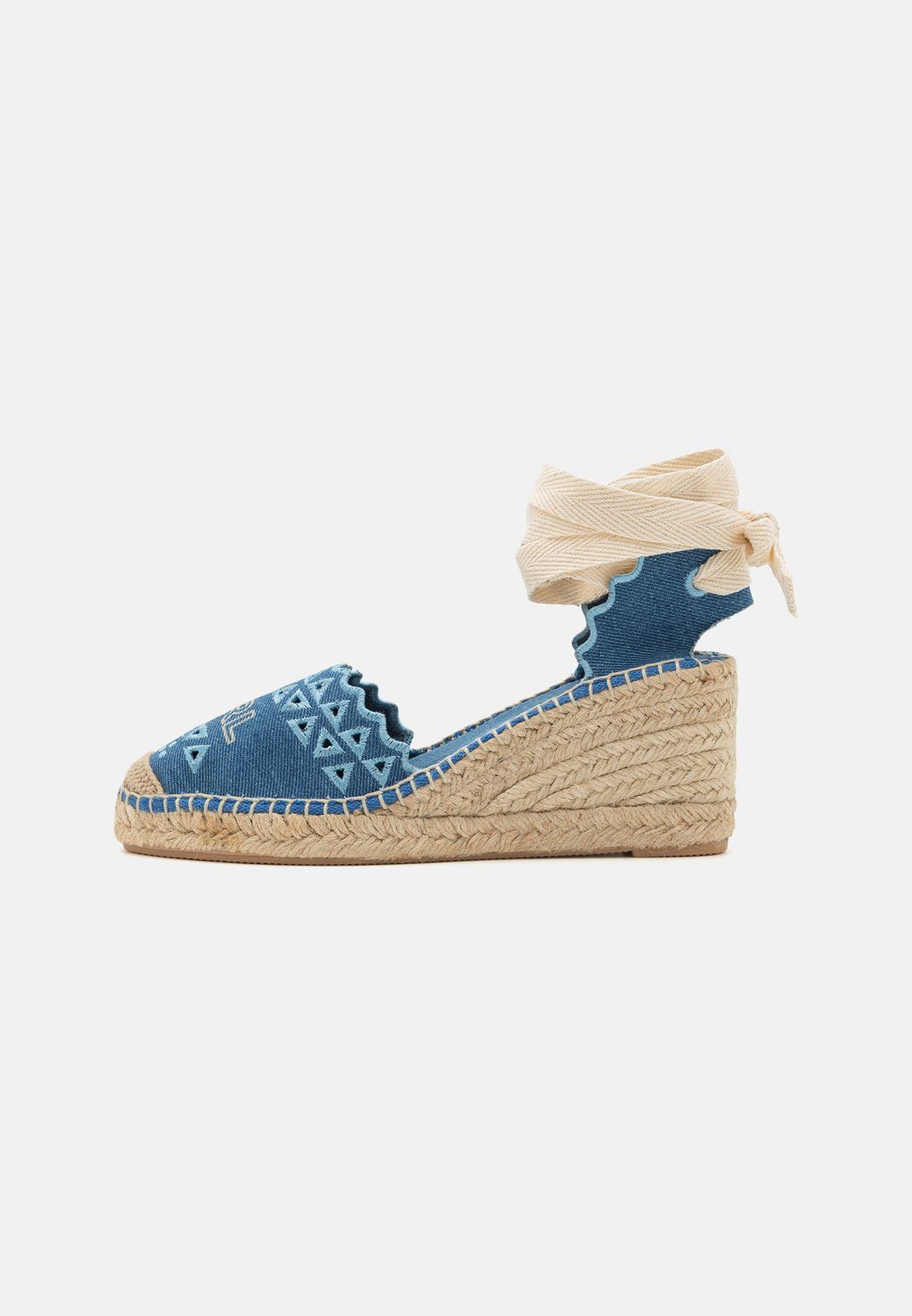 Босоножки на танкетке KAMINI MID ANKLE TIE CUT OUT KARL LAGERFELD, цвет light blue denim
Босоножки на танкетке KAMINI MID ANKLE TIE CUT OUT KARL LAGERFELD, цвет light blue denim