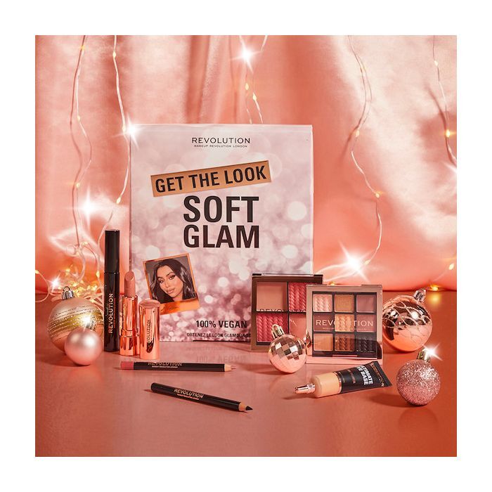 Набор косметики Get The Look Soft Glam Set de Maquillaje Revolution, Set 7 productos
Набор косметики Get The Look Soft Glam Set de Maquillaje Revolution, Set 7 productos
