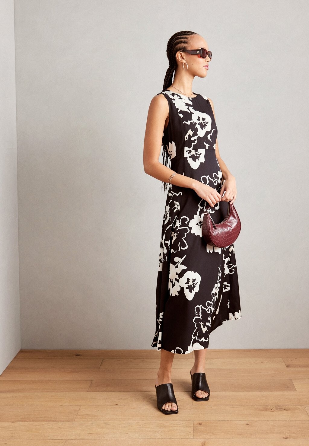 Платье дневное DRESS FEMININE SILHOUETTE CUTLINES SLEEVELESS Marc O'Polo, цвет multi
Платье дневное DRESS FEMININE SILHOUETTE CUTLINES SLEEVELESS Marc O'Polo, цвет multi