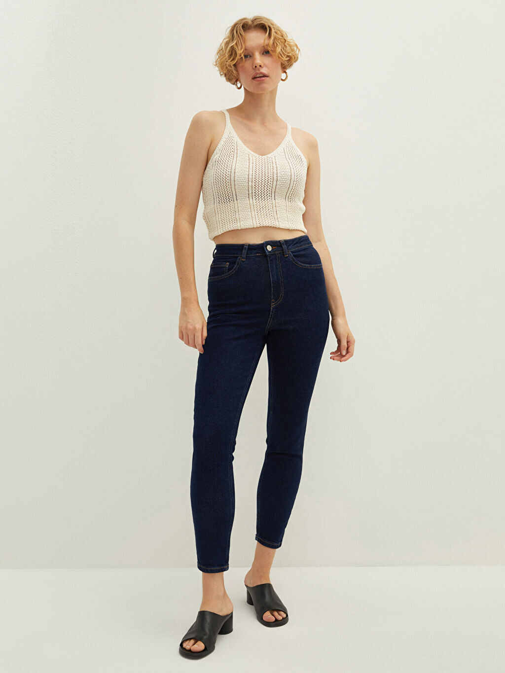Женские джинсы Rodeo Slim Fit с высокой талией и прямыми карманами с деталями LCW Jeans
Женские джинсы Rodeo Slim Fit с высокой талией и прямыми карманами с деталями LCW Jeans