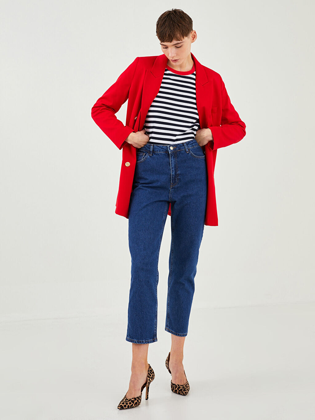 Джинсовые брюкиNUR BİLEN YAVUZER X LC WaikikiI с высокой посадкой mom fit с карманом
Джинсовые брюкиNUR BİLEN YAVUZER X LC WaikikiI с высокой посадкой mom fit с карманом