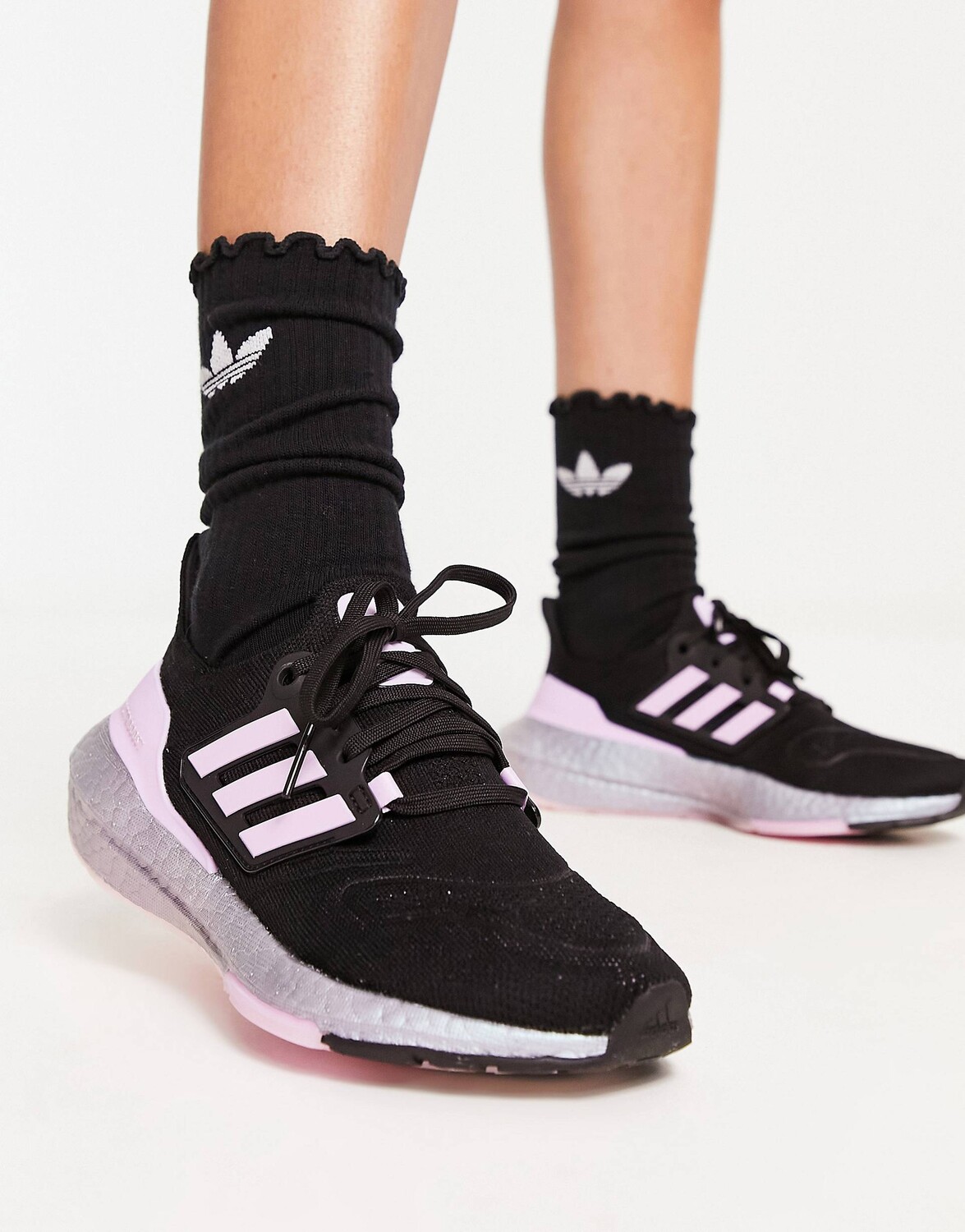 Черные и розовые кроссовки adidas Running Ultraboost 22 на металлической подошве - BLACK
Черные и розовые кроссовки adidas Running Ultraboost 22 на металлической подошве - BLACK