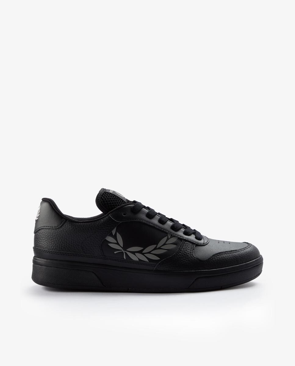 Кожаные кроссовки унисекс с черными шнурками и рисунком сбоку Fred Perry, черный
Кожаные кроссовки унисекс с черными шнурками и рисунком сбоку Fred Perry, черный