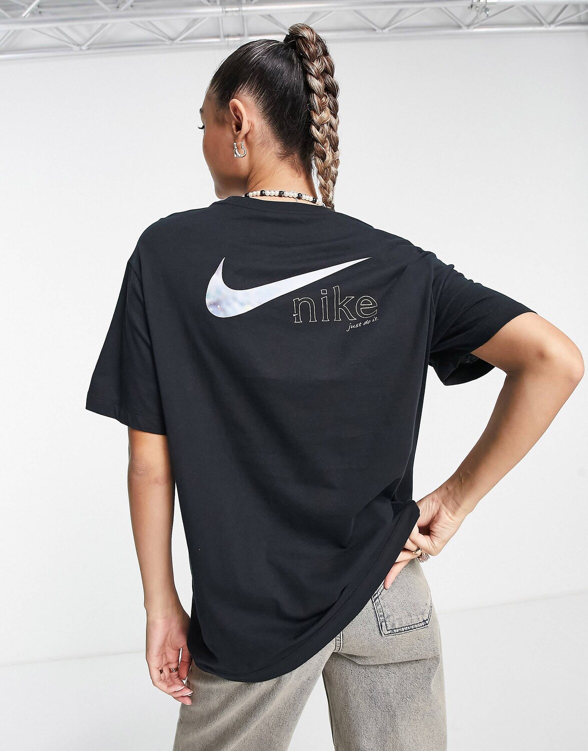 Черная футболка бойфренда Nike с металлизированной фольгой и принтом галочки на спине, Черный
Черная футболка бойфренда Nike с металлизированной фольгой и принтом галочки на спине, Черный