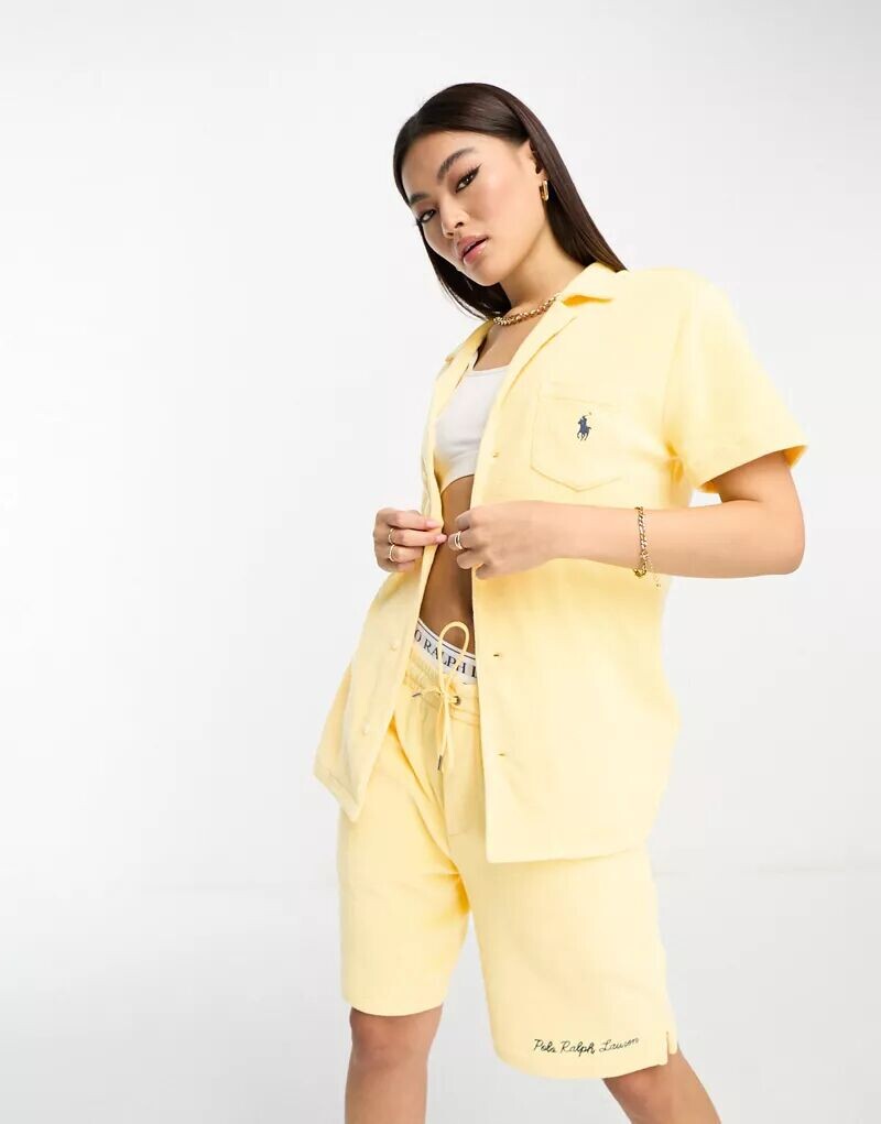 Желтая махровая рубашка Collab Polo Ralph Lauren x ASOS Exclusive с воротником с лацканами и логотипом на спине
Желтая махровая рубашка Collab Polo Ralph Lauren x ASOS Exclusive с воротником с лацканами и логотипом на спине