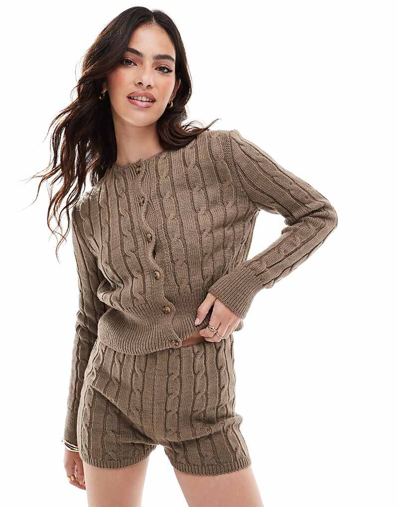 Коричневый кардиган с круглым вырезом косой вязки ASOS DESIGN, входит в комплект
Коричневый кардиган с круглым вырезом косой вязки ASOS DESIGN, входит в комплект