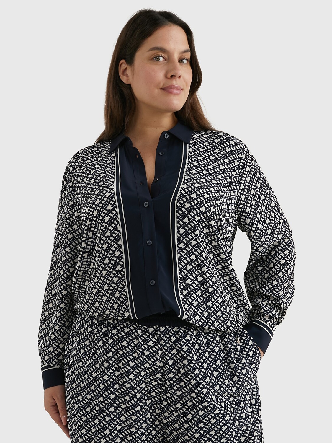 Рубашка curve relaxs fit th с монограммой Tommy Hilfiger, рамка для монограммы
Рубашка curve relaxs fit th с монограммой Tommy Hilfiger, рамка для монограммы