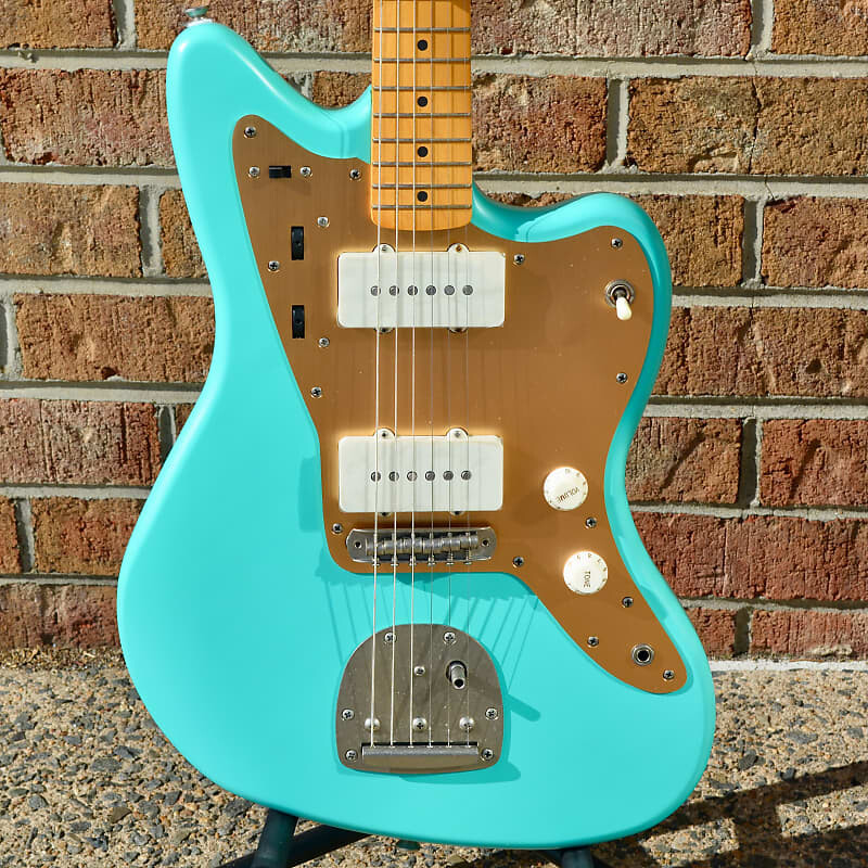 Fender 40th Anniversary Jazzmaster, Vintage Edition, кленовый гриф, золотая анодированная накладка, Satin Sea Foam Green 40th Anniversary Jazzmaster, Vintage Edition, Maple Fingerbo...
Fender 40th Anniversary Jazzmaster, Vintage Edition, кленовый гриф, золотая анодированная накладка, Satin Sea Foam Green 40th Anniversary Jazzmaster, Vintage Edition, Maple Fingerbo...