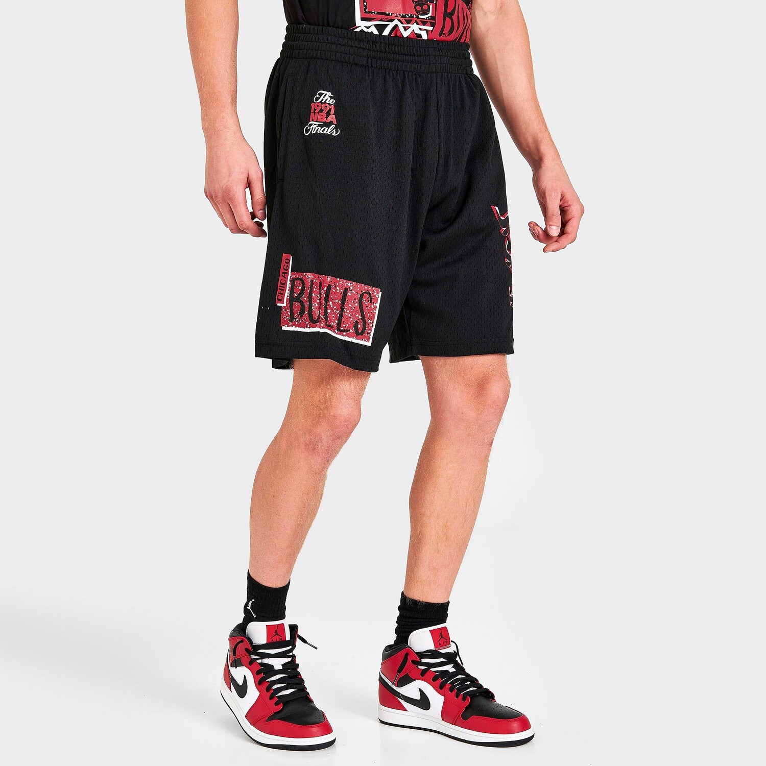 Мужские баскетбольные шорты Mitchell & Ness Chicago Bulls NBA Born and Bred, черный
Мужские баскетбольные шорты Mitchell & Ness Chicago Bulls NBA Born and Bred, черный