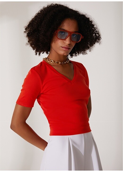 Однотонная красная женская футболка с V-образным вырезом United Colors of Benetton
Однотонная красная женская футболка с V-образным вырезом United Colors of Benetton