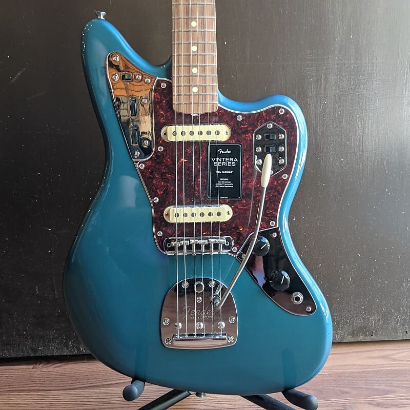 Fender Vintera '60s Jaguar, бирюзовый цвет Ocean Turquoise с чехлом Deluxe
Fender Vintera '60s Jaguar, бирюзовый цвет Ocean Turquoise с чехлом Deluxe