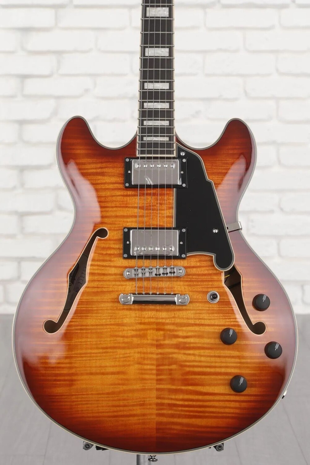 Новая электрогитара D'Angelico Premier DC — Dark Iced Tea Burst со стопбаром на хвостовике
Новая электрогитара D'Angelico Premier DC — Dark Iced Tea Burst со стопбаром на хвостовике