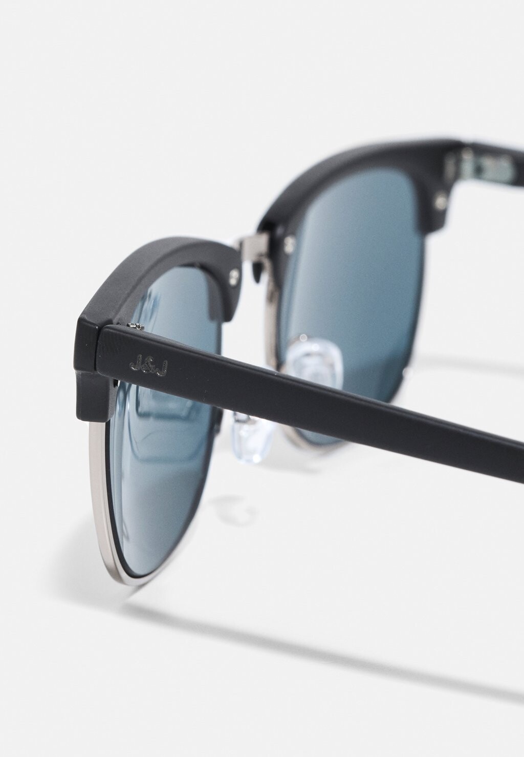 Солнцезащитные очки Jacryder Sunglasses Unisex Jack & Jones, угольно-черные
Солнцезащитные очки Jacryder Sunglasses Unisex Jack & Jones, угольно-черные