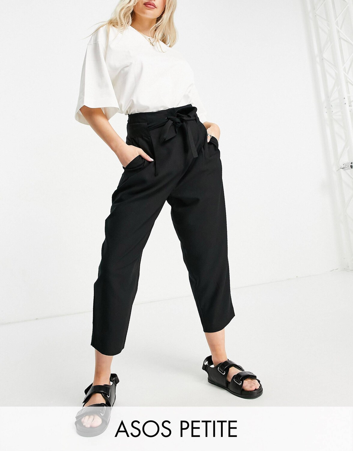 Зауженные брюки до щиколотки ASOS DESIGN Petite строгого кроя с завязками на талии
Зауженные брюки до щиколотки ASOS DESIGN Petite строгого кроя с завязками на талии