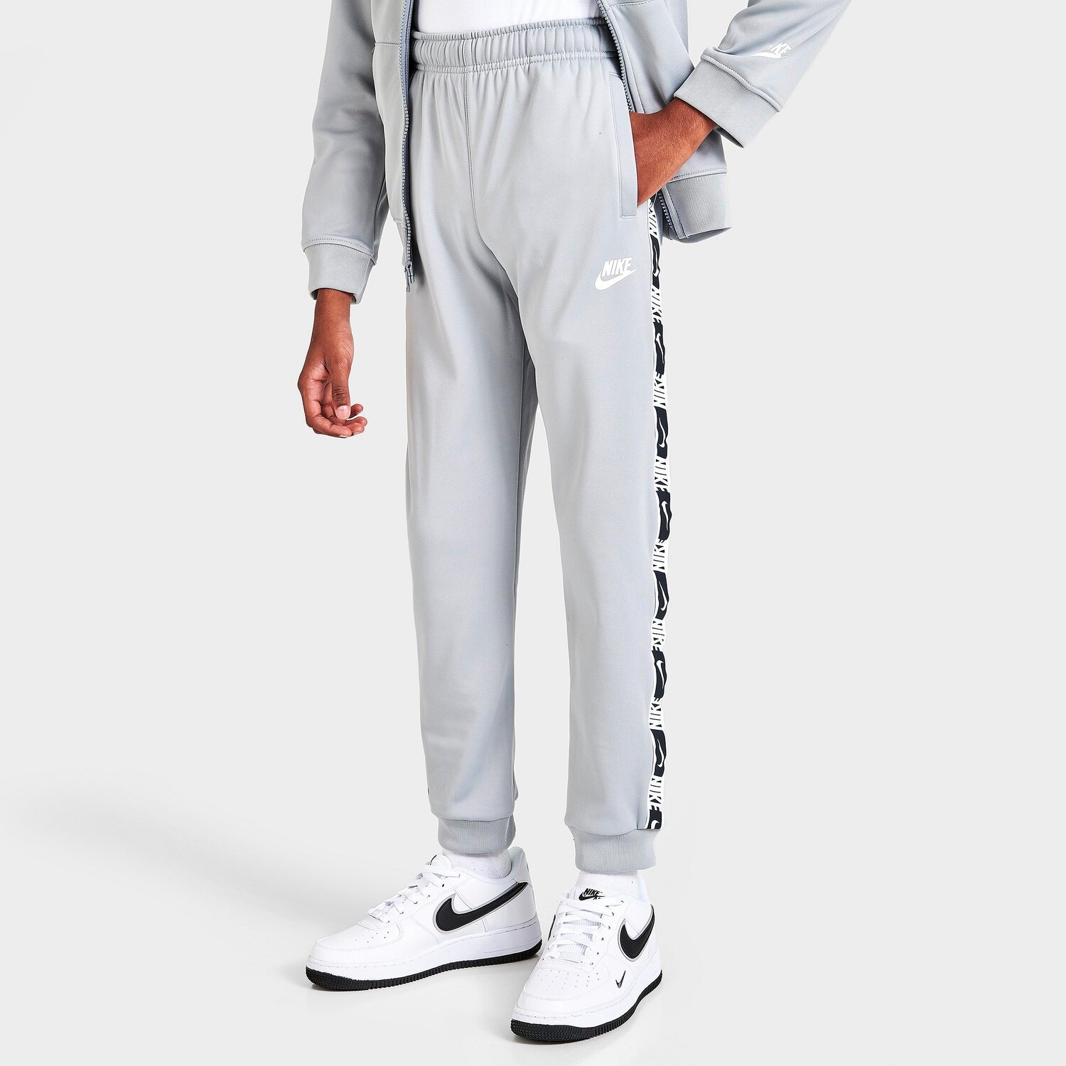 Брюки-джоггеры Nike Sportswear с повторяющейся тесьмой для мальчиков, серый
Брюки-джоггеры Nike Sportswear с повторяющейся тесьмой для мальчиков, серый