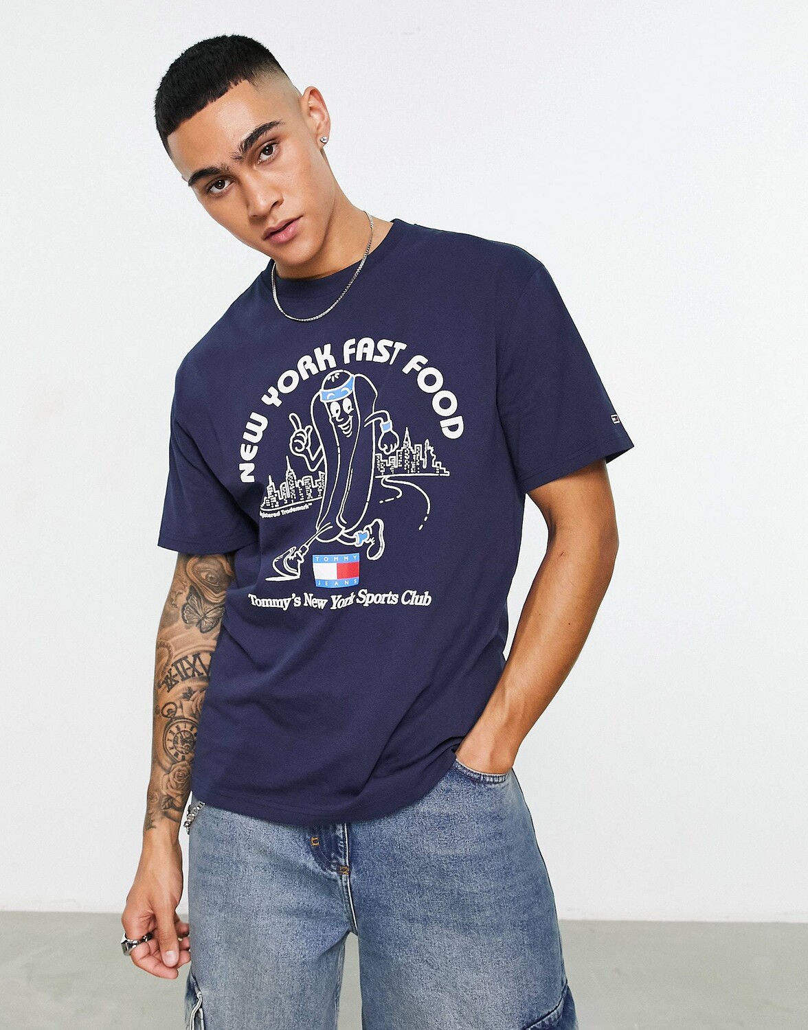 Темно-синяя хлопковая футболка классического кроя с принтом NYC sport club Tommy Jeans, Синий
Темно-синяя хлопковая футболка классического кроя с принтом NYC sport club Tommy Jeans, Синий