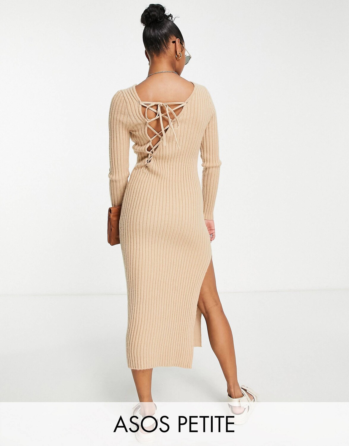 Нейтральное трикотажное платье макси с асимметричной шнуровкой на спине ASOS DESIGN Petite
Нейтральное трикотажное платье макси с асимметричной шнуровкой на спине ASOS DESIGN Petite