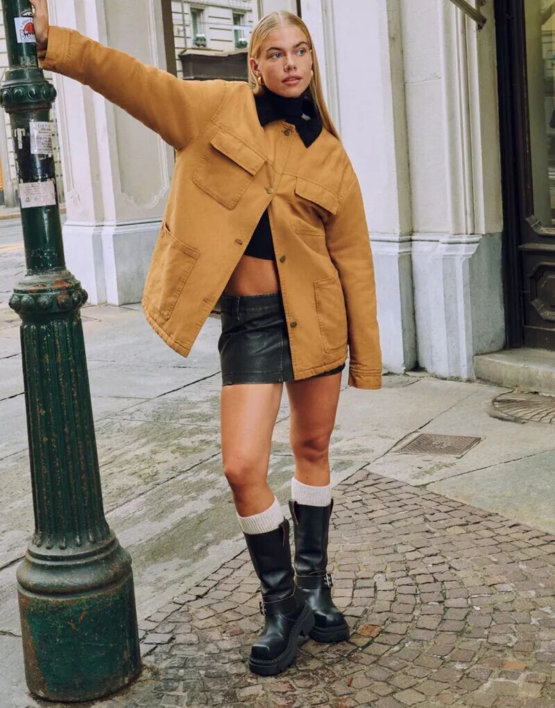Светло-коричневая парусиновая куртка ASOS с подкладкой из плюшевого меха и вельветовым воротником
Светло-коричневая парусиновая куртка ASOS с подкладкой из плюшевого меха и вельветовым воротником