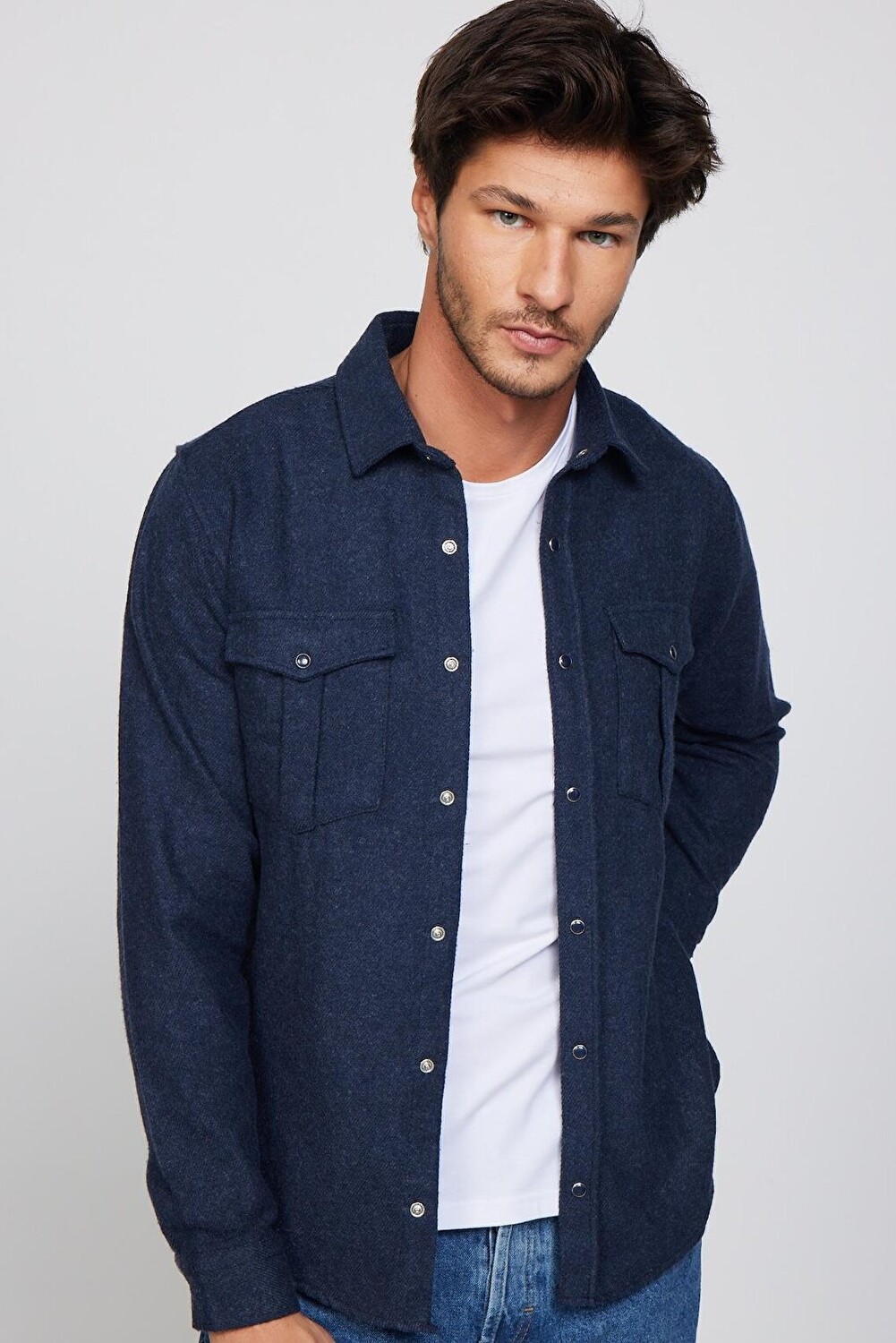 Slim Fit Winter Lumberjack Обычная темно-синяя мужская рубашка с двойным карманом и клапаном TUDORS
Slim Fit Winter Lumberjack Обычная темно-синяя мужская рубашка с двойным карманом и клапаном TUDORS