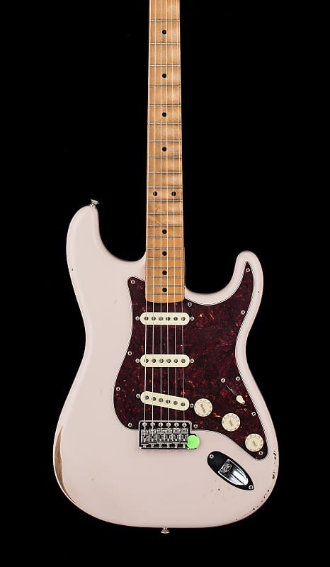 Stratocaster 60-х Fender Limited Edition Road Worn Stratocaster — Shell Pink #73906 Limited Edition Road Worn '60s Stratocaster
Stratocaster 60-х Fender Limited Edition Road Worn Stratocaster — Shell Pink #73906 Limited Edition Road Worn '60s Stratocaster