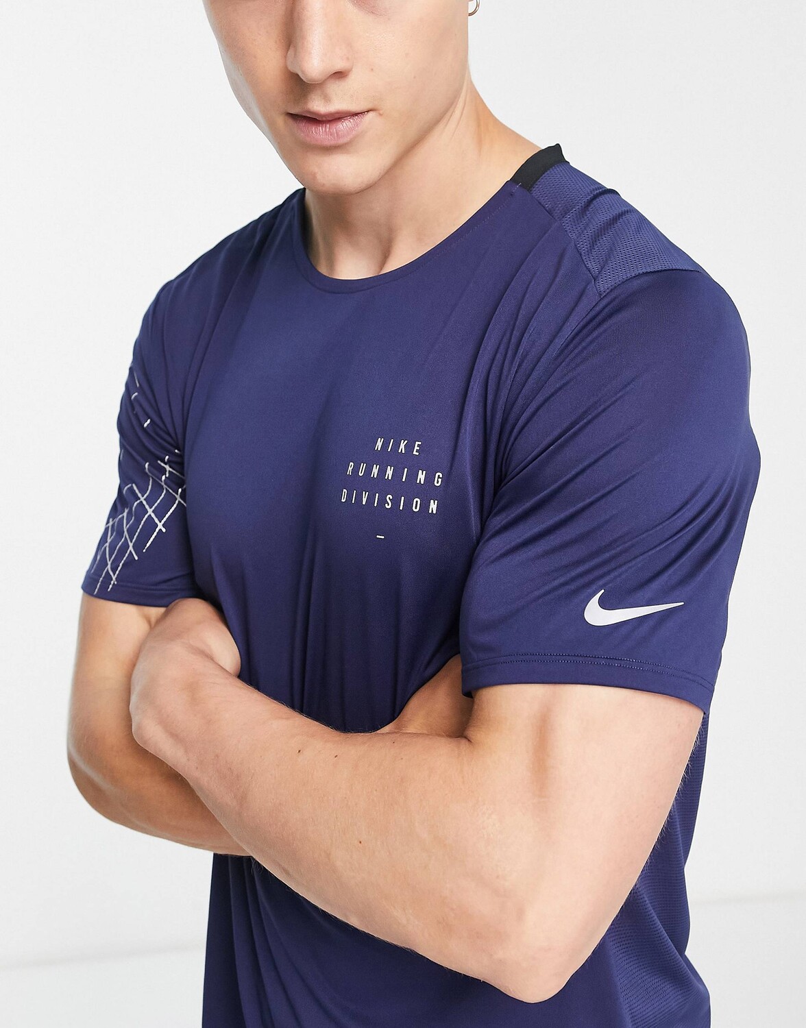 Темно-синяя футболка со светоотражающим рисунком Nike Running Run Division Rise 365 Dri-FIT
Темно-синяя футболка со светоотражающим рисунком Nike Running Run Division Rise 365 Dri-FIT