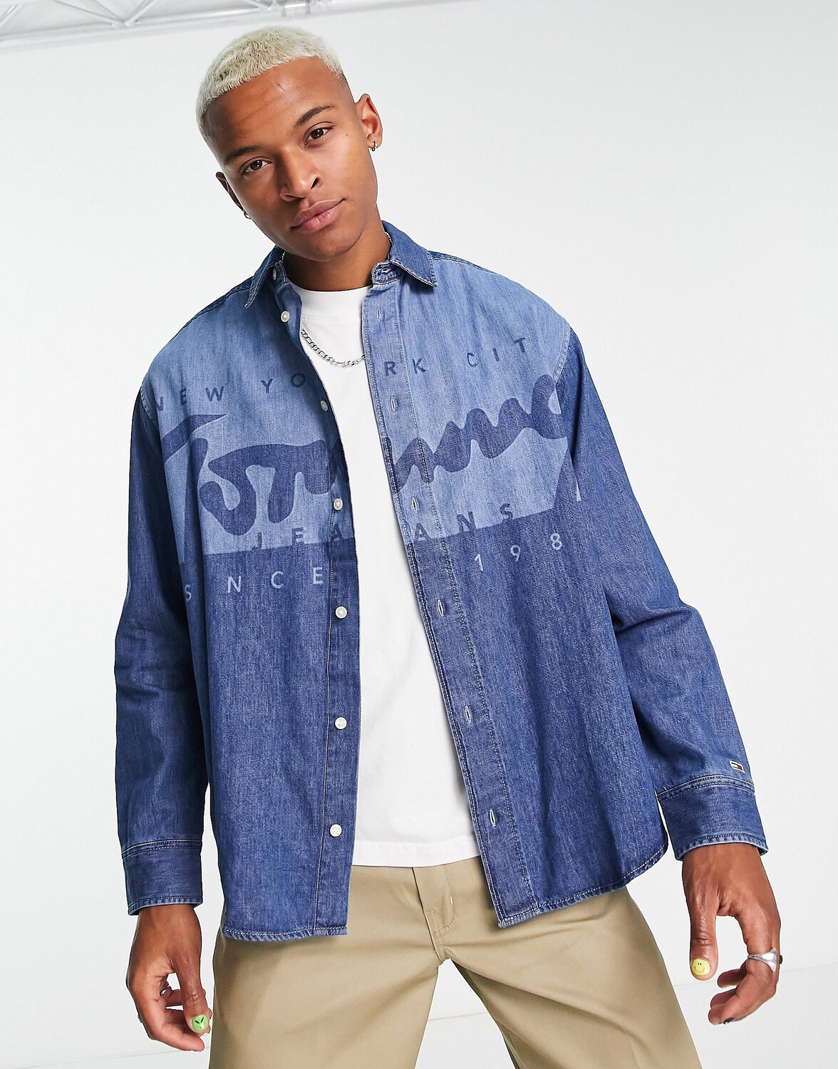 Рубашка с длинными рукавами из смесового хлопка и денима с логотипом Tommy Jeans - MBLUE
Рубашка с длинными рукавами из смесового хлопка и денима с логотипом Tommy Jeans - MBLUE