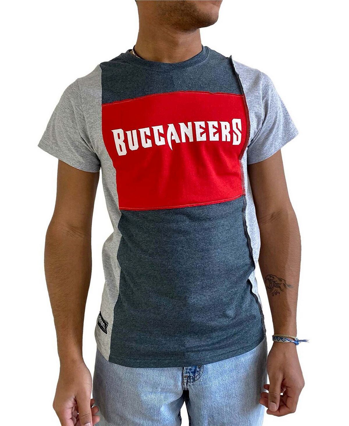 Мужская футболка tampa bay buccaneers с разрезом из меланжевой оловянной ткани Refried Apparel
Мужская футболка tampa bay buccaneers с разрезом из меланжевой оловянной ткани Refried Apparel