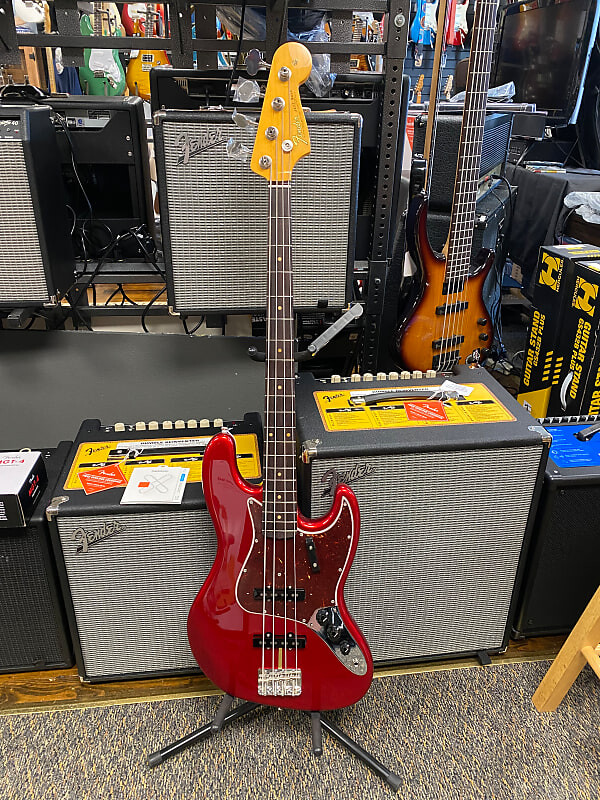Бас-гитара Fender American Original '60s Jazz Bass с палисандровой накладкой на гриф Candy Apple Red **В НАЛИЧИИ** American Original '60s Jazz Bass with Rosewood Fretboard
Бас-гитара Fender American Original '60s Jazz Bass с палисандровой накладкой на гриф Candy Apple Red **В НАЛИЧИИ** American Original '60s Jazz Bass with Rosewood Fretboard