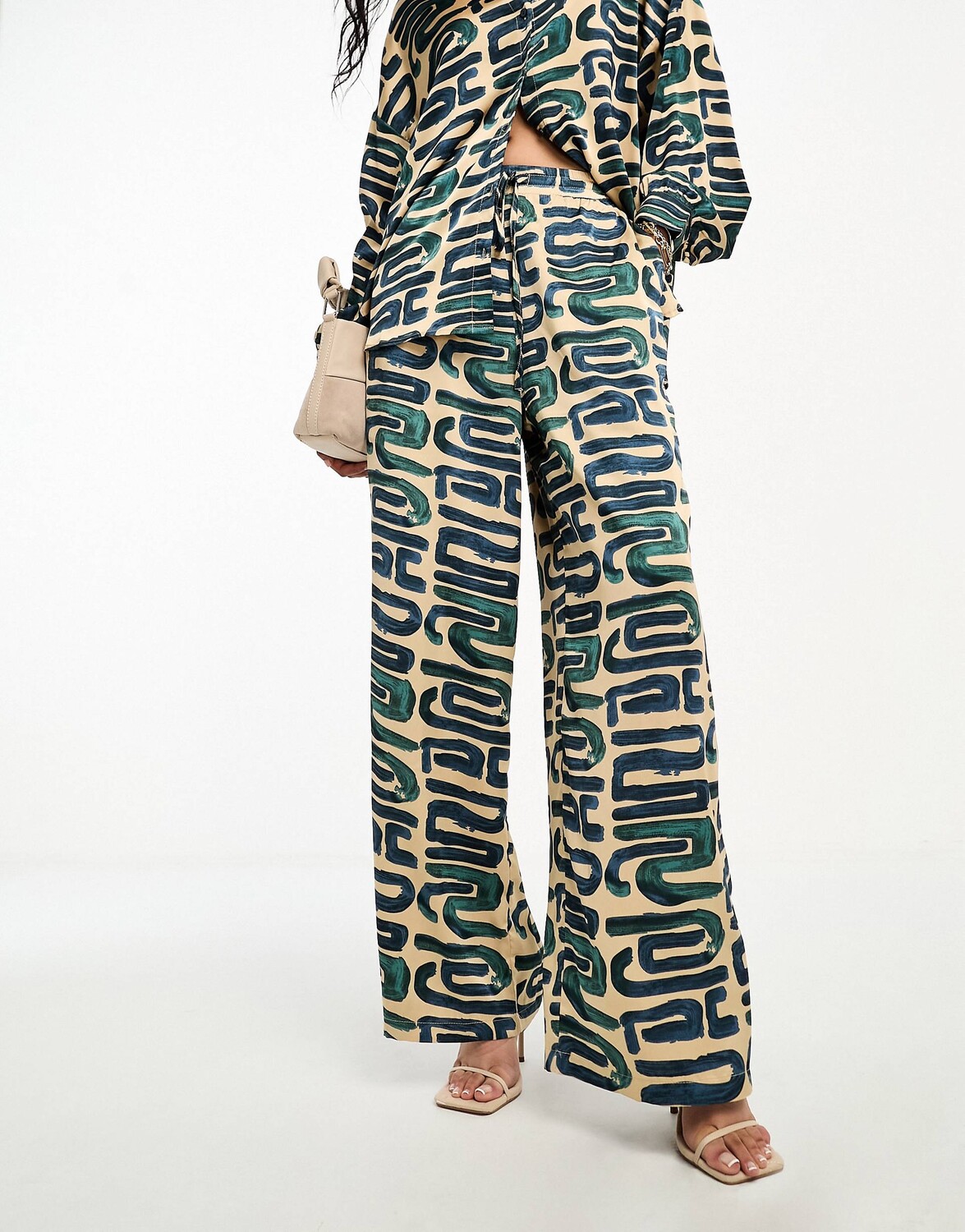 Брюки Selected Femme Satin Co-ord In Neutral And Teal Abstract Print, бежевый/синий
Брюки Selected Femme Satin Co-ord In Neutral And Teal Abstract Print, бежевый/синий
