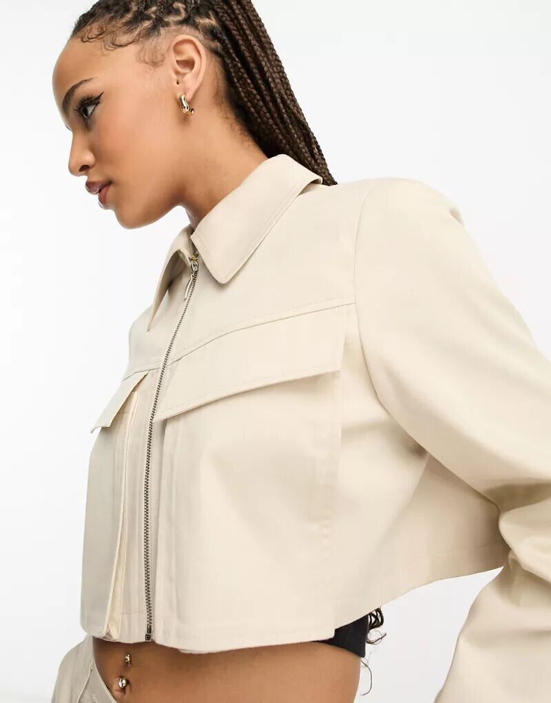 Короткая деловая куртка цвета экрю с накладными карманами Miss Selfridge, однородная
Короткая деловая куртка цвета экрю с накладными карманами Miss Selfridge, однородная