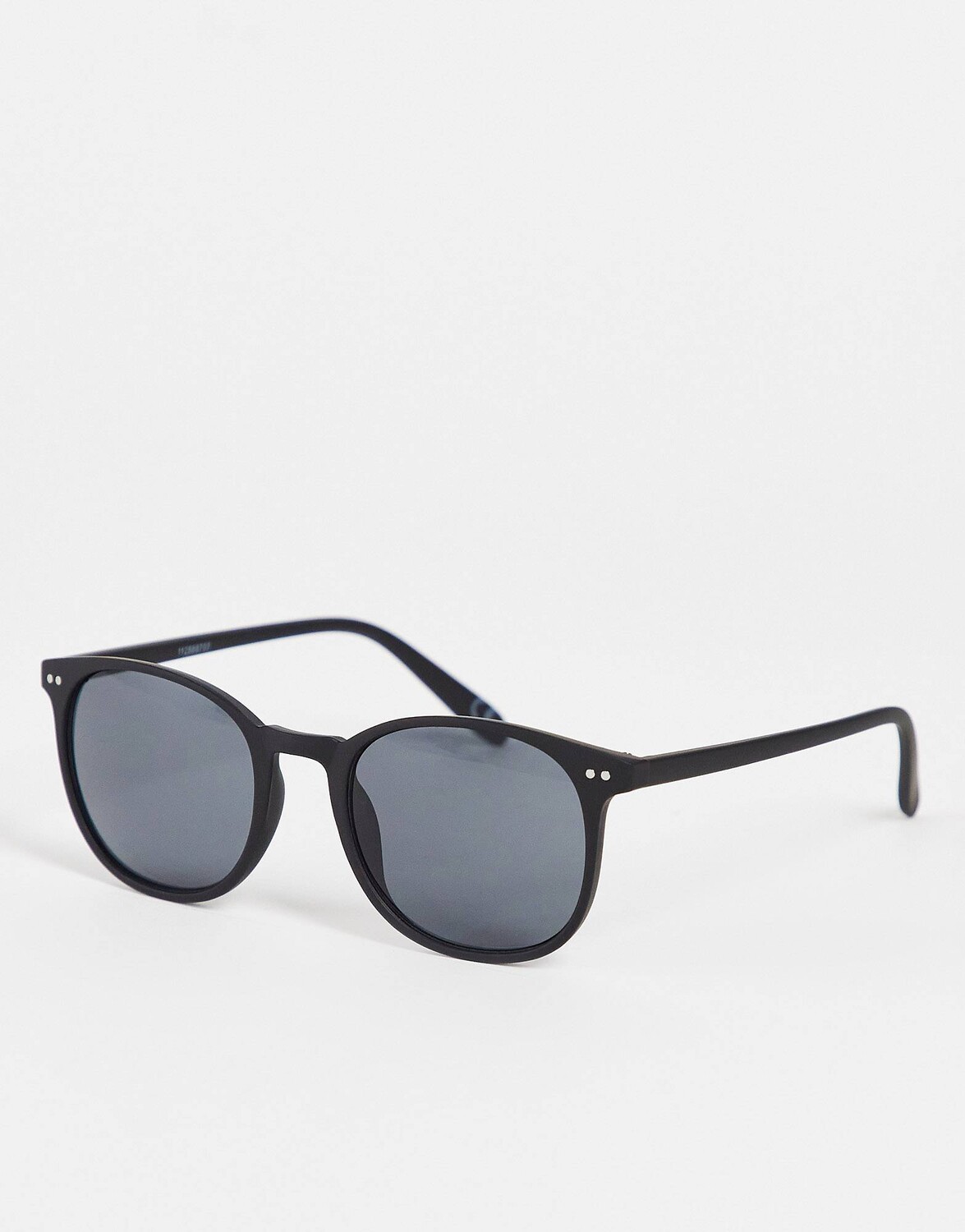 Солнцезащитные очки в круглой матовой оправе с дымчатыми линзами ASOS DESIGN - BLACK
Солнцезащитные очки в круглой матовой оправе с дымчатыми линзами ASOS DESIGN - BLACK