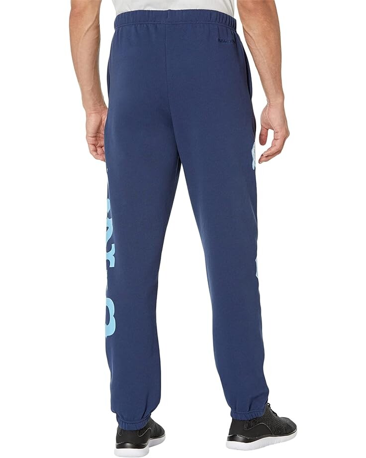 Брюки Mitchell & Ness NCAA Champ City Fleece Bottoms North Carolina, темно-синий
Брюки Mitchell & Ness NCAA Champ City Fleece Bottoms North Carolina, темно-синий