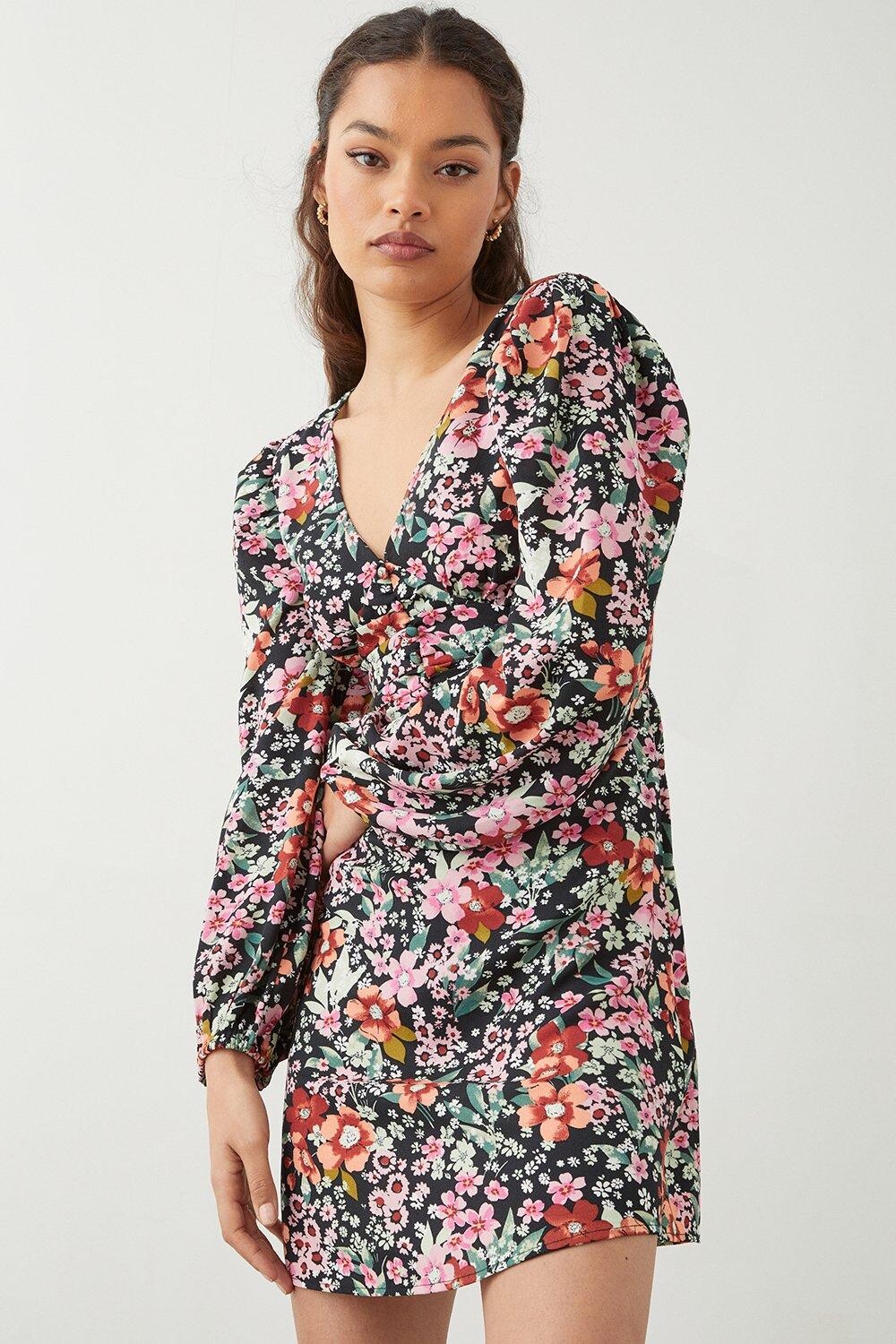 Мини-платье Petite с цветочным принтом и пуговицами спереди Dorothy Perkins, мультиколор
Мини-платье Petite с цветочным принтом и пуговицами спереди Dorothy Perkins, мультиколор