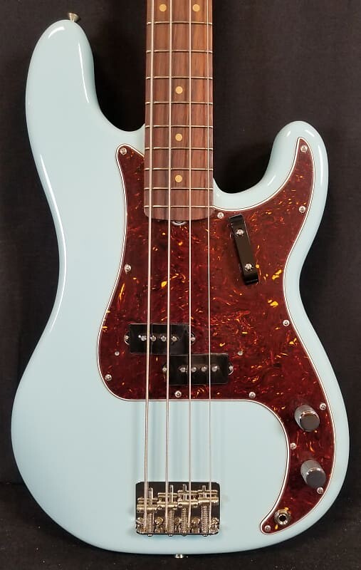 Басс гитара Fender American Vintage II 1960 Precision Bass, Rosewood FB, Daphne Blue, HSC 2023
Басс гитара Fender American Vintage II 1960 Precision Bass, Rosewood FB, Daphne Blue, HSC 2023