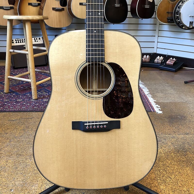 Martin D-18 Modern Deluxe Sitka Spruce/Mahogany Dreadnought Acoustic с жестким футляром
Martin D-18 Modern Deluxe Sitka Spruce/Mahogany Dreadnought Acoustic с жестким футляром