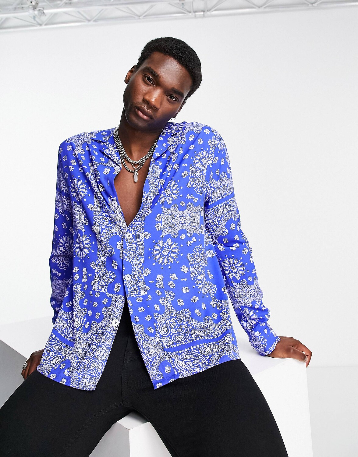 Ярко-синяя рубашка с принтом пейсли и банданой свободного кроя ASOS DESIGN Revere
Ярко-синяя рубашка с принтом пейсли и банданой свободного кроя ASOS DESIGN Revere