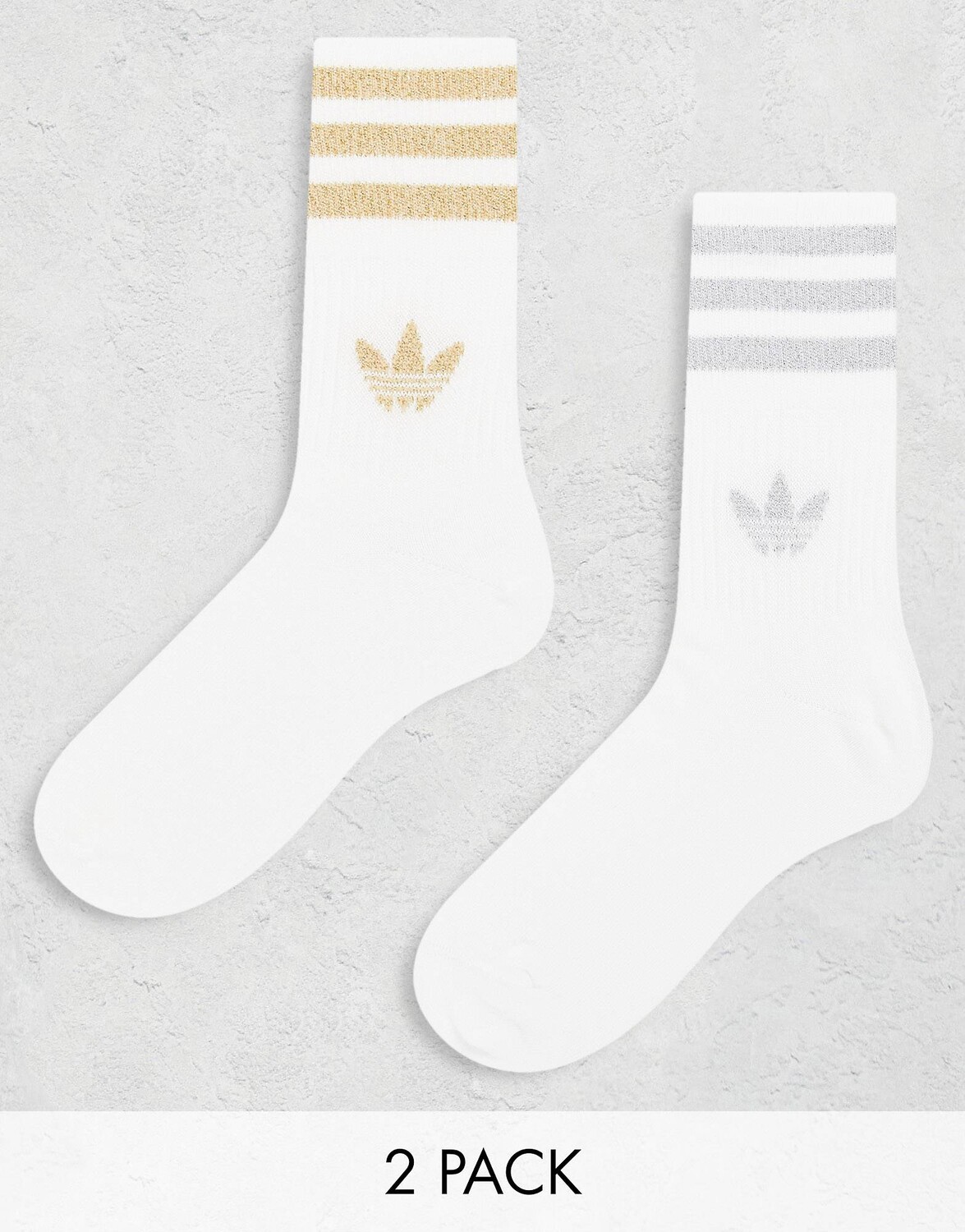 Набор из двух пар носков с блестками и трилистником adidas Originals золотого и серебряного цвета
Набор из двух пар носков с блестками и трилистником adidas Originals золотого и серебряного цвета