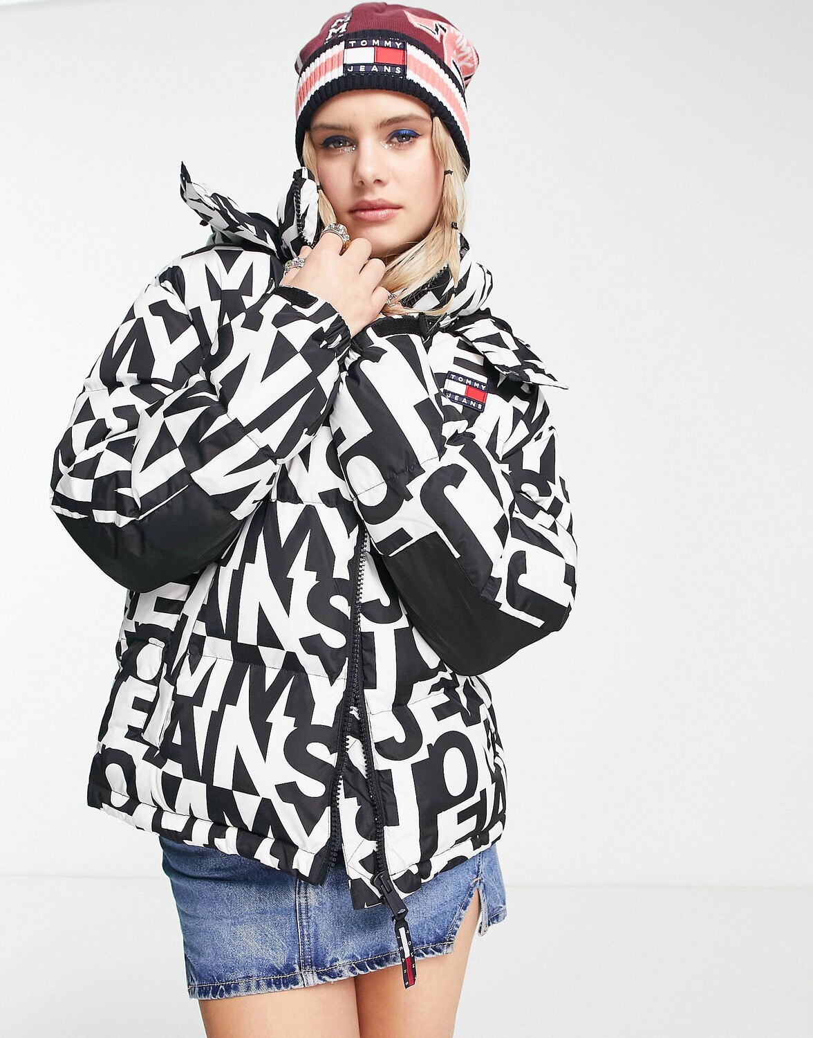Пуховик Tommy Jeans из полиэстера с капюшоном и наполнителем из аляски с монограммой
Пуховик Tommy Jeans из полиэстера с капюшоном и наполнителем из аляски с монограммой