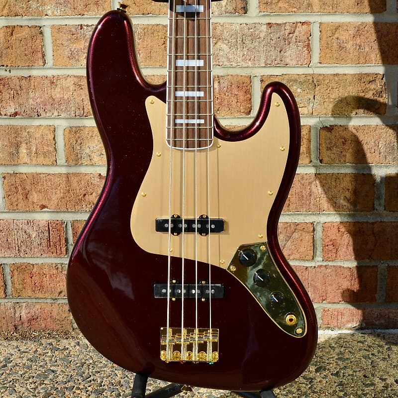 Fender 40th Anniversary Jazz Bass, Gold Edition, лавровая накладка на гриф, золотая анодированная накладка, рубиново-красный металлик 40th Anniversary Jazz Bass, Gold Edition, Laurel Fingerboar...
Fender 40th Anniversary Jazz Bass, Gold Edition, лавровая накладка на гриф, золотая анодированная накладка, рубиново-красный металлик 40th Anniversary Jazz Bass, Gold Edition, Laurel Fingerboar...
