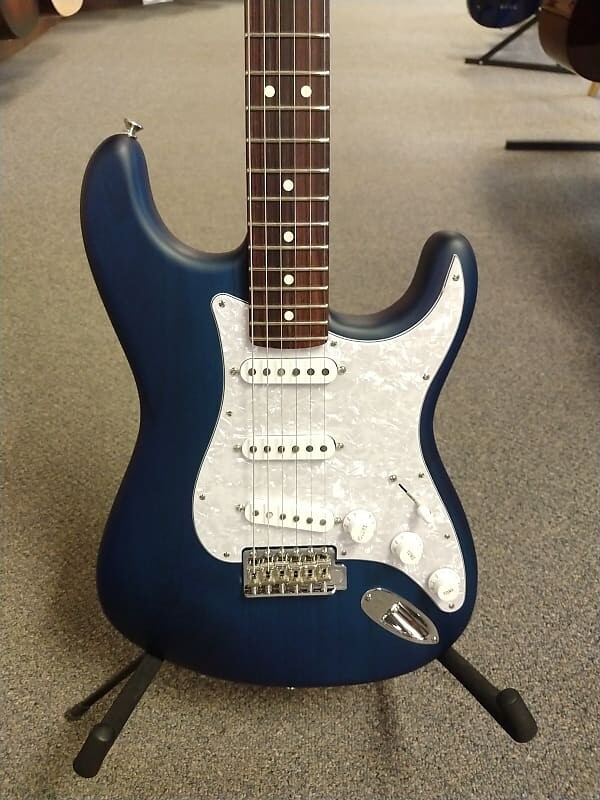 Новый Fender Cory Wong Stratocaster Sapphire Blue Transparent с жестким футляром
Новый Fender Cory Wong Stratocaster Sapphire Blue Transparent с жестким футляром