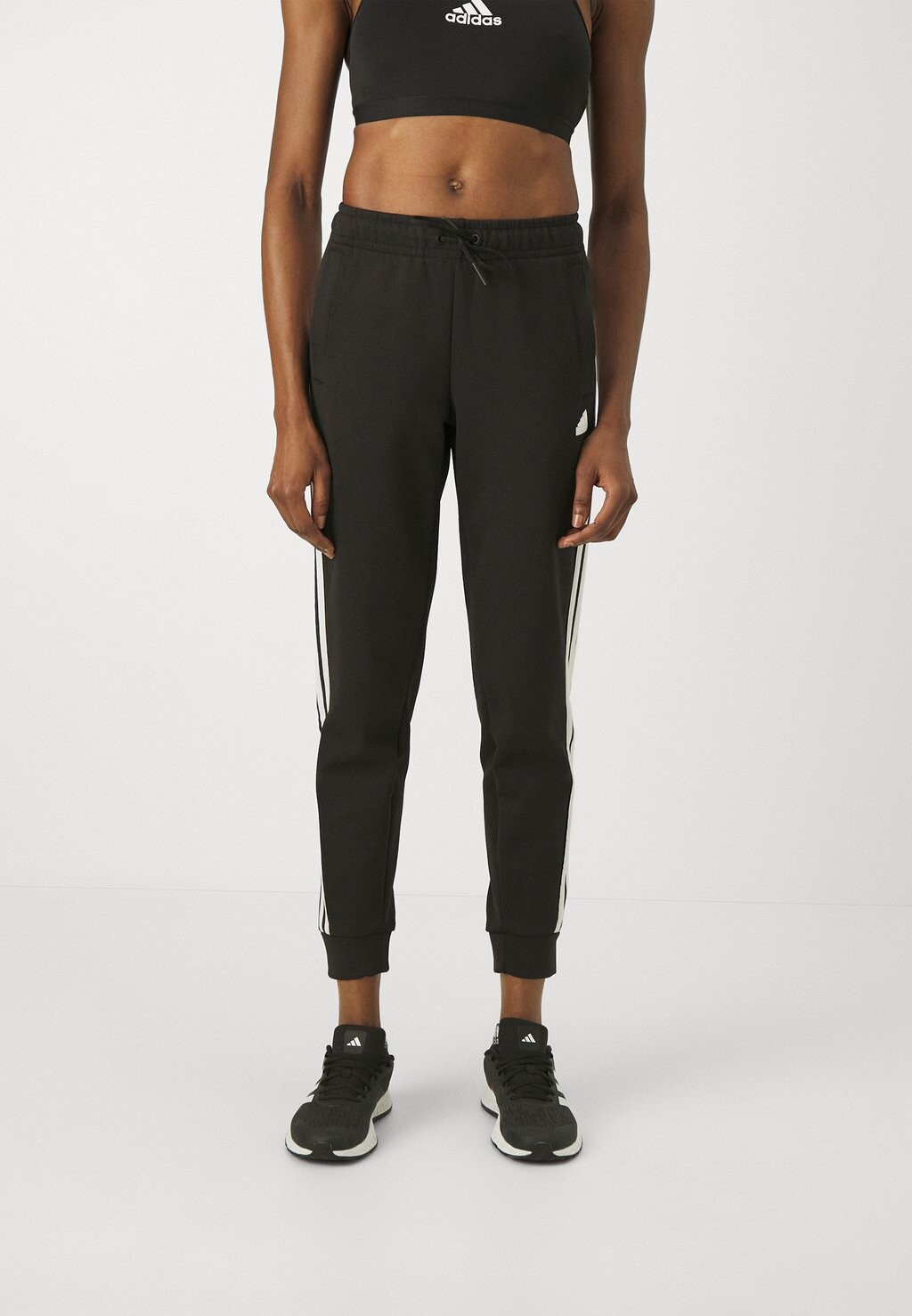 Спортивные штаны adidas Sportswear FUTURE ICONS THREE STRIPEES REGULAR PANT, черный
Спортивные штаны adidas Sportswear FUTURE ICONS THREE STRIPEES REGULAR PANT, черный