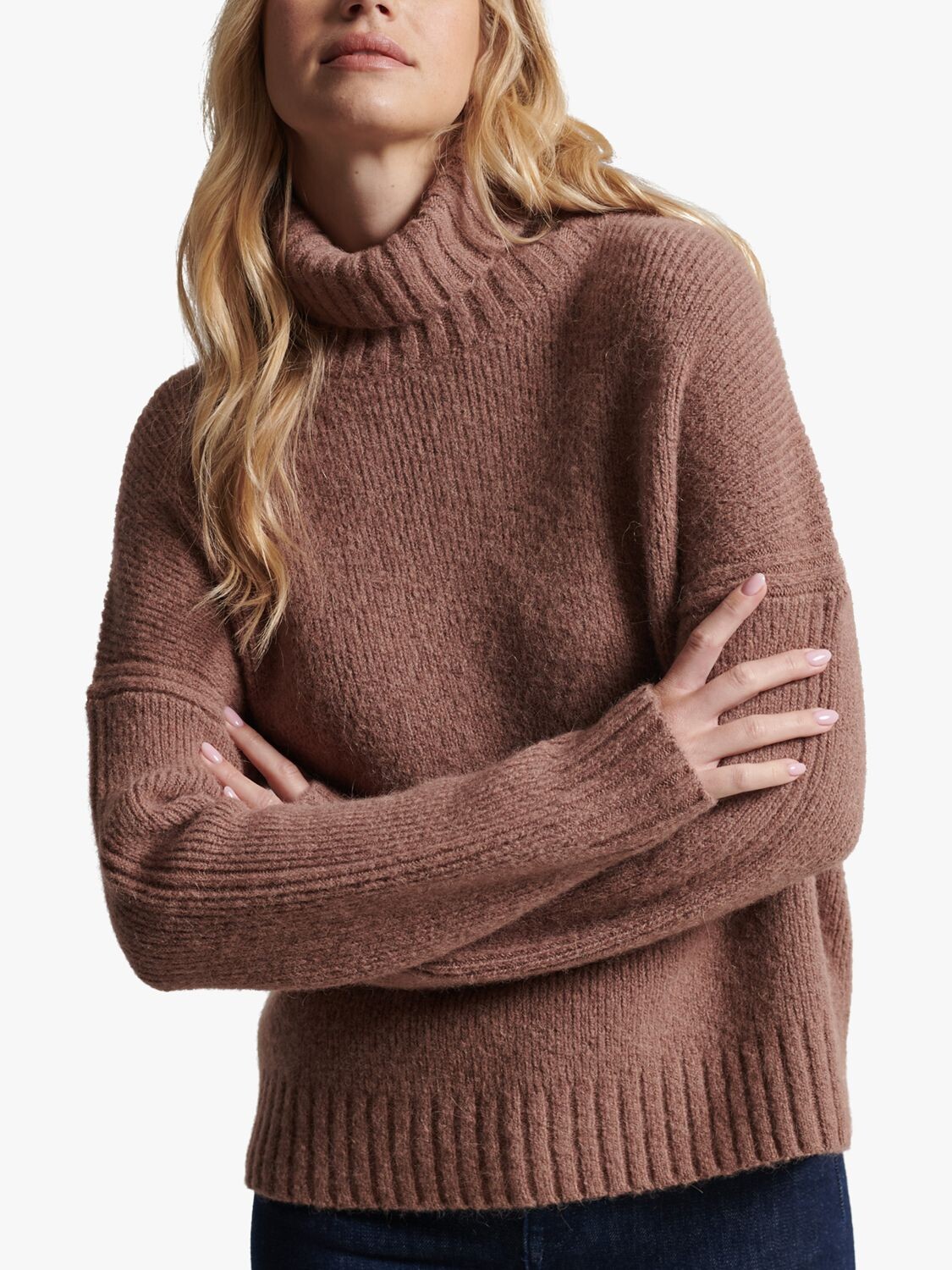 Superdry Studios Объемный джемпер из смеси шерсти альпаки с высоким воротником, светло-коричневый
Superdry Studios Объемный джемпер из смеси шерсти альпаки с высоким воротником, светло-коричневый