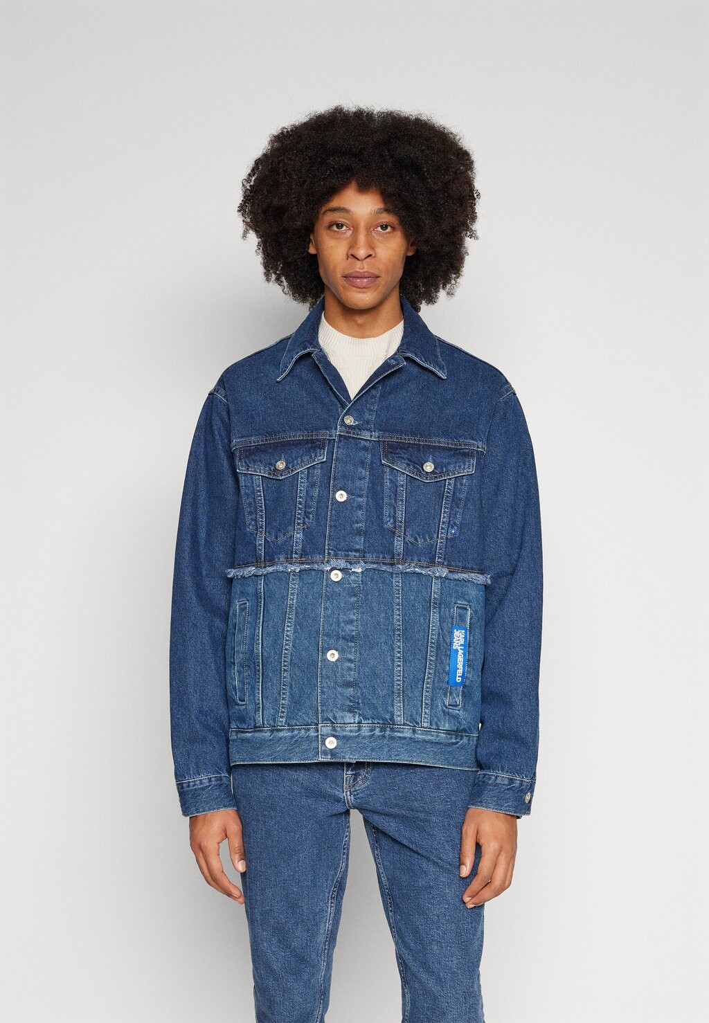 Джинсовая куртка Karl Lagerfeld Jeans ДЖИНСОВАЯ КУРТКА RELAXED, цвет marble mid blue logo
Джинсовая куртка Karl Lagerfeld Jeans ДЖИНСОВАЯ КУРТКА RELAXED, цвет marble mid blue logo