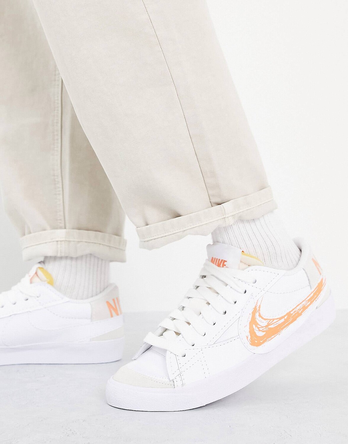 Бело-оранжевые кроссовки Nike Blazer Low '77 Jumbo с галочкой в виде каракулей
Бело-оранжевые кроссовки Nike Blazer Low '77 Jumbo с галочкой в виде каракулей