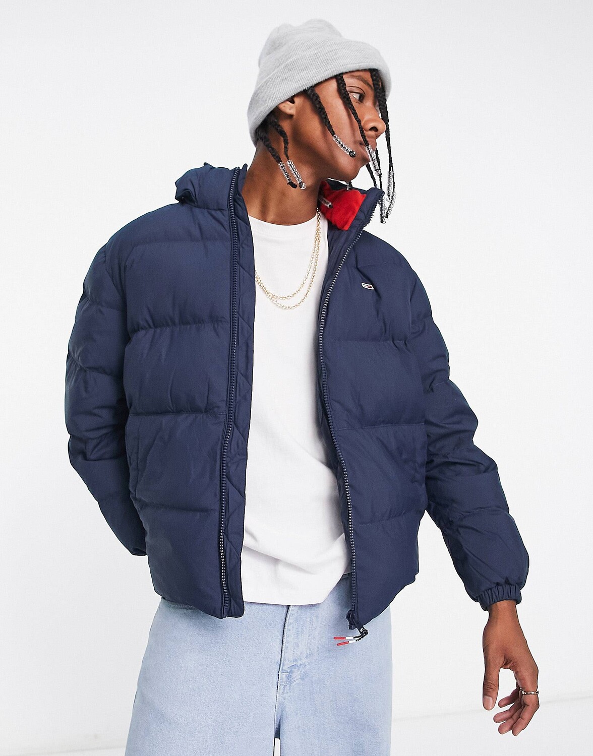 Темно-синяя пуховая куртка с капюшоном из базового полиэстера Tommy Jeans, Синий
Темно-синяя пуховая куртка с капюшоном из базового полиэстера Tommy Jeans, Синий