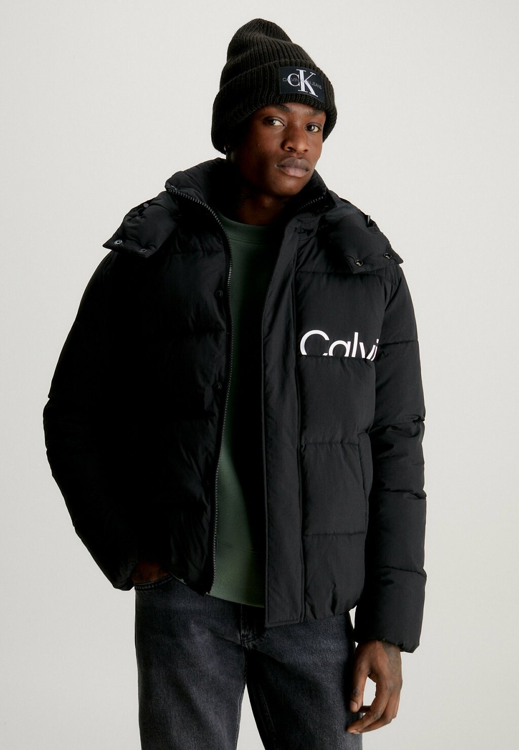 Зимняя куртка Calvin Klein Jeans ESSENTIALS LOGO JACKET, цвет black beauty
Зимняя куртка Calvin Klein Jeans ESSENTIALS LOGO JACKET, цвет black beauty